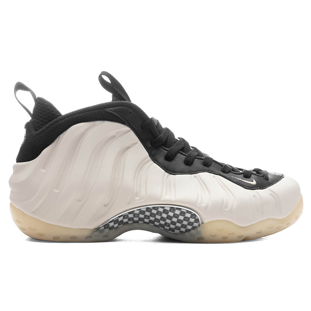 Air-Foamposite-One---Black-Team-Gold-Light-Orewood-Brown-FD5855-002-05-21-24-Feature-KN-4copy.jpg