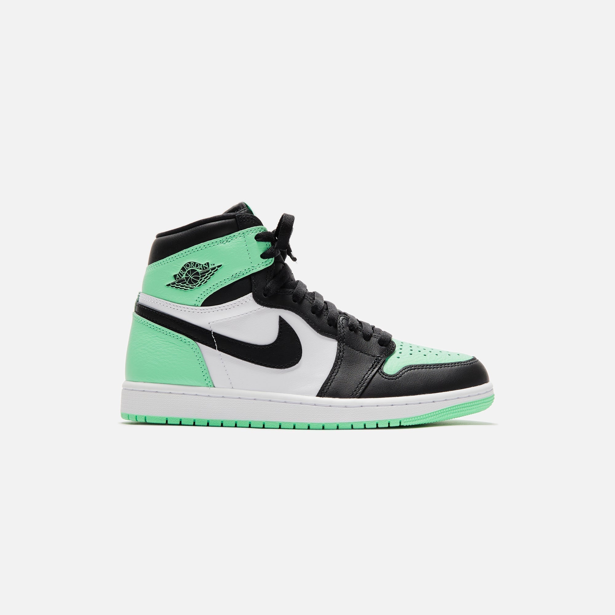 JBDZ5485-130AirJordan1RetroHiOgGreenGlow_7190.jpg