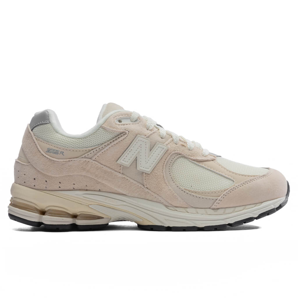 New-Balance-2002---Calm-Taupe-M2002RCC-01-12-23-Feature-DV-JM.jpg