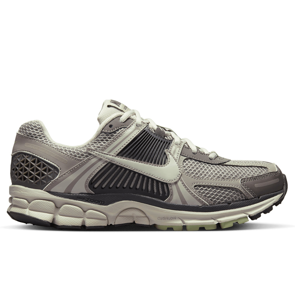 Nike-Women_s-Zoom-Vomero-5-Cobblestone-Light-Bone-FB8825-001--12-09-22--feature01.jpg