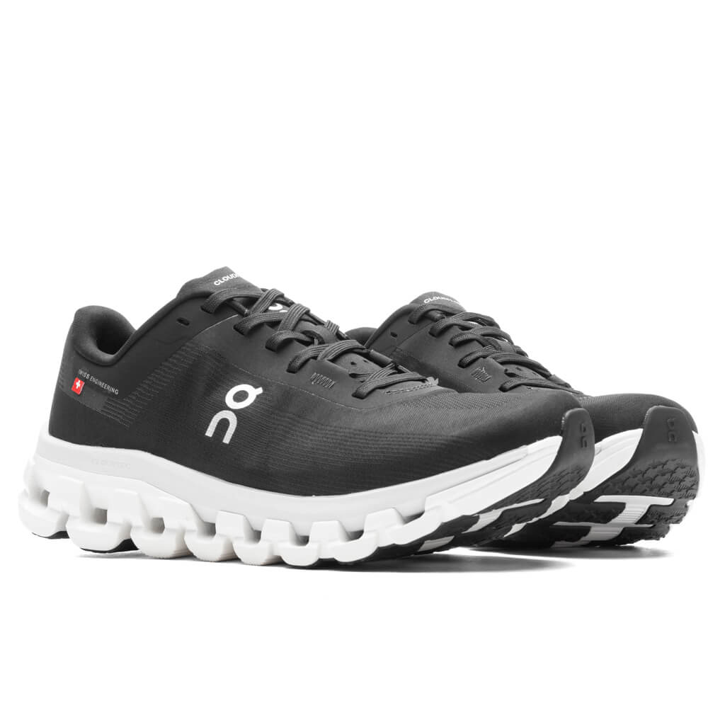 On-Women_s-Cloudflow-4---Black-White-3WD30110299-09-27-23-Feature-KN-4.jpg