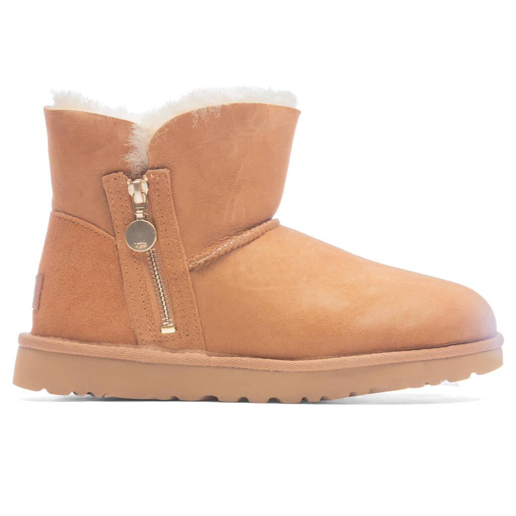 UGG-Women_s-Bailey-Zip-Mini---Chestnut---1112481-CHE-12-03-22-Feature-JM-MG.jpg