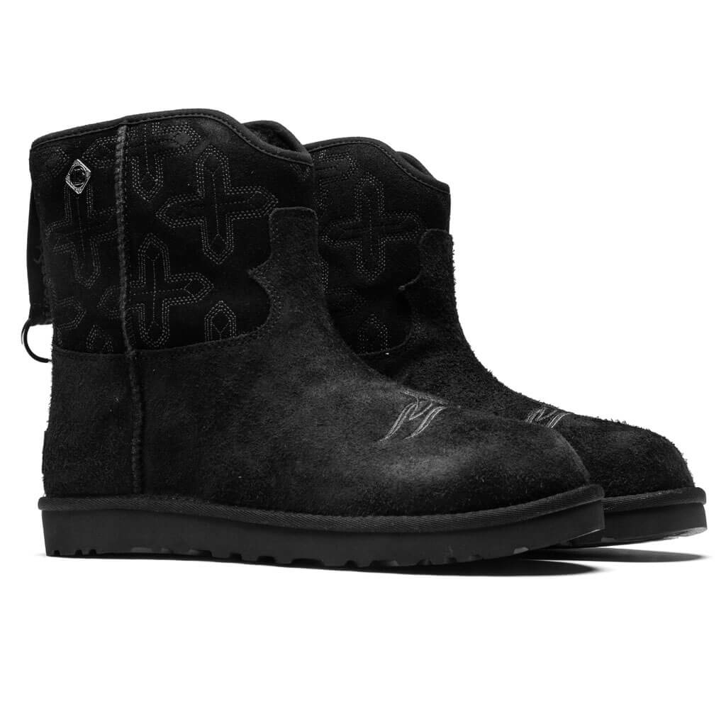 Ugg-x-COTD-Classic-Short---Black-1136610-BLK---03-11-23---Feature--JP-4_7d086673-b728-4930-87d5-b6f7a7cf9c69.jpg