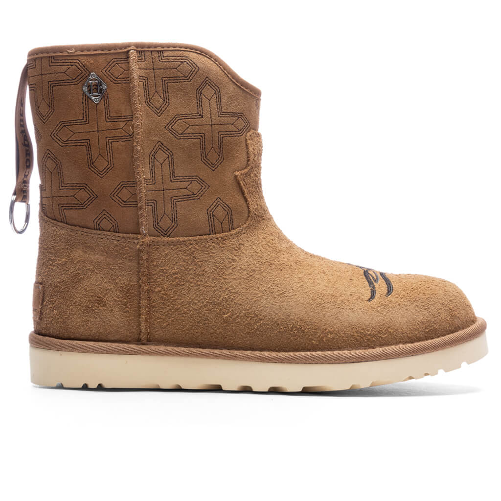 Ugg-x-COTD-Classic-Short---Chestnut-1136610-CHE---03-15-23---Feature--VR_cb26ff97-ef47-4f4d-884e-01ff0b4f3f58.jpg