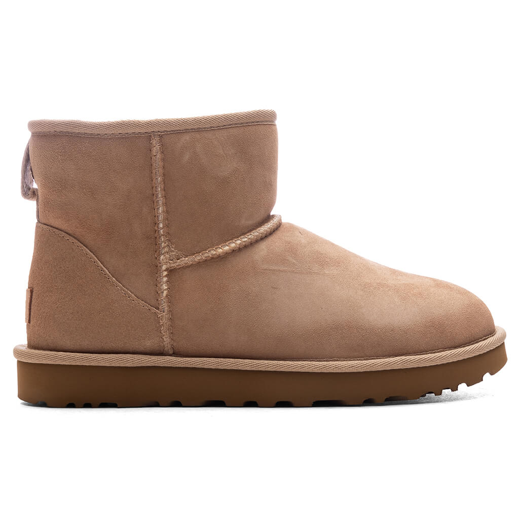 Women_s-Classic-Mini-II-Boot---Sand-1016222-SAN-09-09-24-Feature-KN.jpg