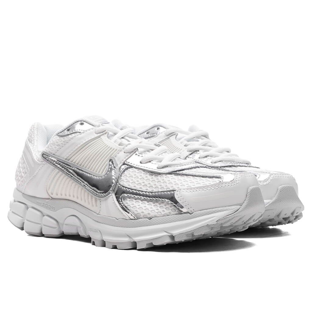 Women_s-Zoom-Vomero-5-Gold---White-Metallic-Silver-Summit-White-HF7723-100-01-27-25-Feature-KN-4.jpg