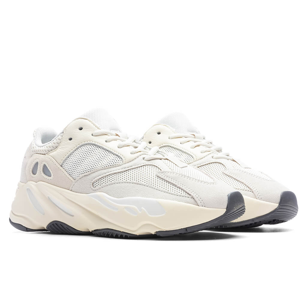 Yeezy-Boost-700---Analog-EG7596---08-02-23---Feature--KN-4.jpg