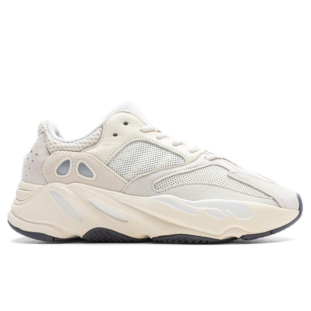 Yeezy-Boost-700---Analog-EG7596---08-02-23---Feature--KN.jpg