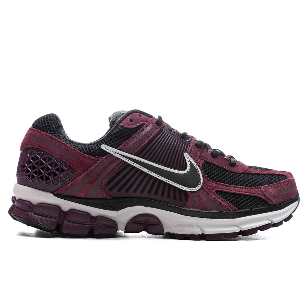 Zoom-Vomero-5---Dark-Team-Red-Black-Burgundy-Crush-HF1553-601---02-17-25---Feature--KN-6.jpg