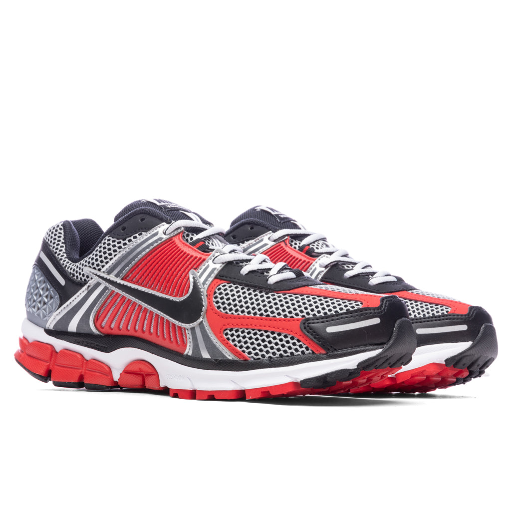 Zoom-Vomero-5---Metallic-Silver-Black-University-Red---HV0926-095-11-13-24-Feature-JM-4.jpg