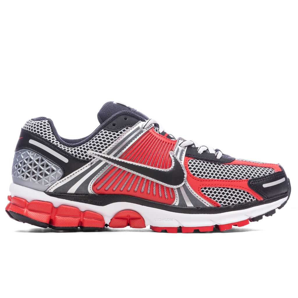 Zoom-Vomero-5---Metallic-Silver-Black-University-Red---HV0926-095-11-13-24-Feature-JM.jpg