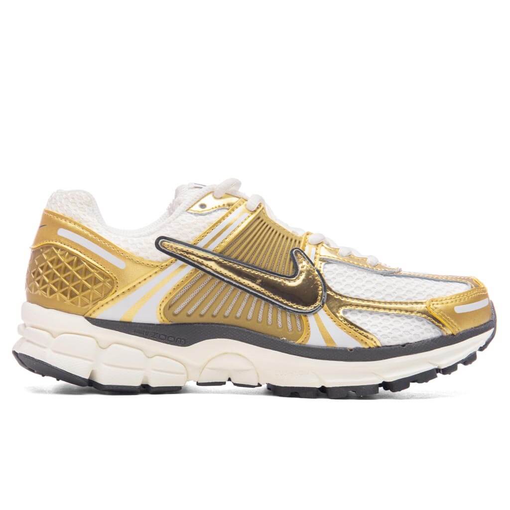 Zoom-Vomero-5-GLD-Women_s---Photon-Dust-Metallic-Gold-Gridiron-Sail-HF7723-001---04-10-24---Feature--VR-4.jpg