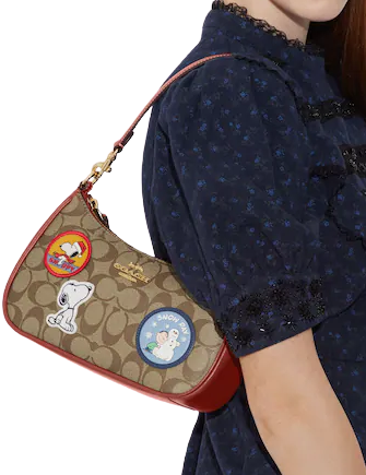 coach-coach-x-peanuts-teri-shoulder-bag-in-signature-canvas-with-patches-01.png